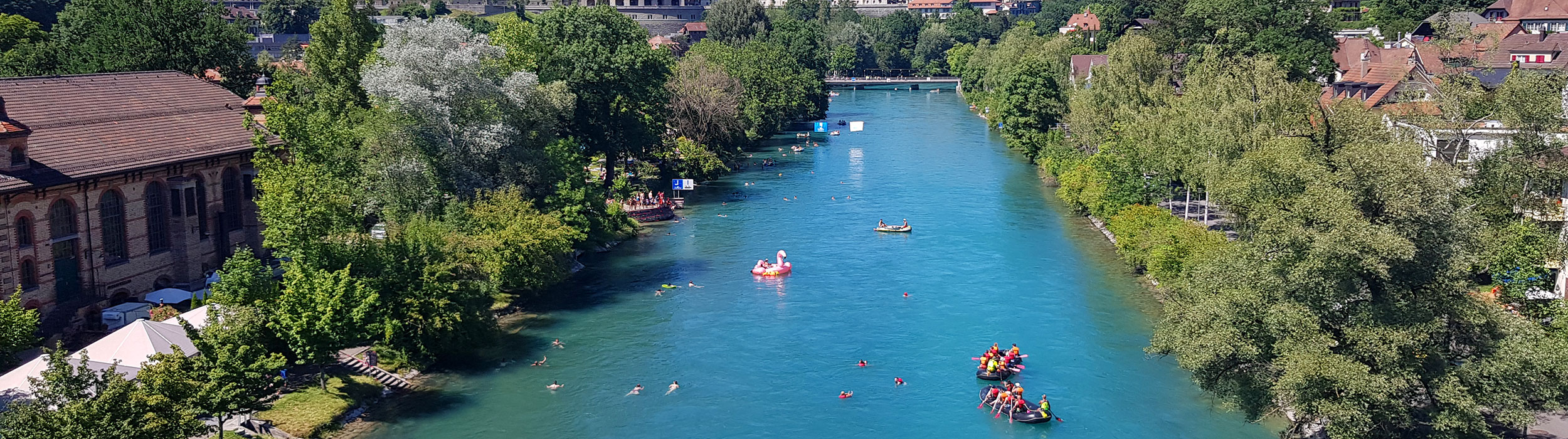 Schwimmer und Gummiboote in der Aare bei Bern